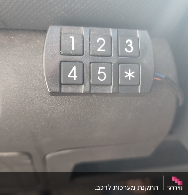 לוח מקשים עם מספרים ברכב